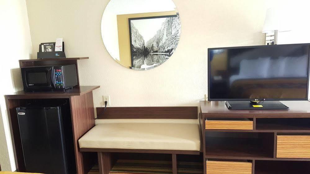 מלון Super 8 By Wyndham Byron/South Macon מראה חיצוני תמונה